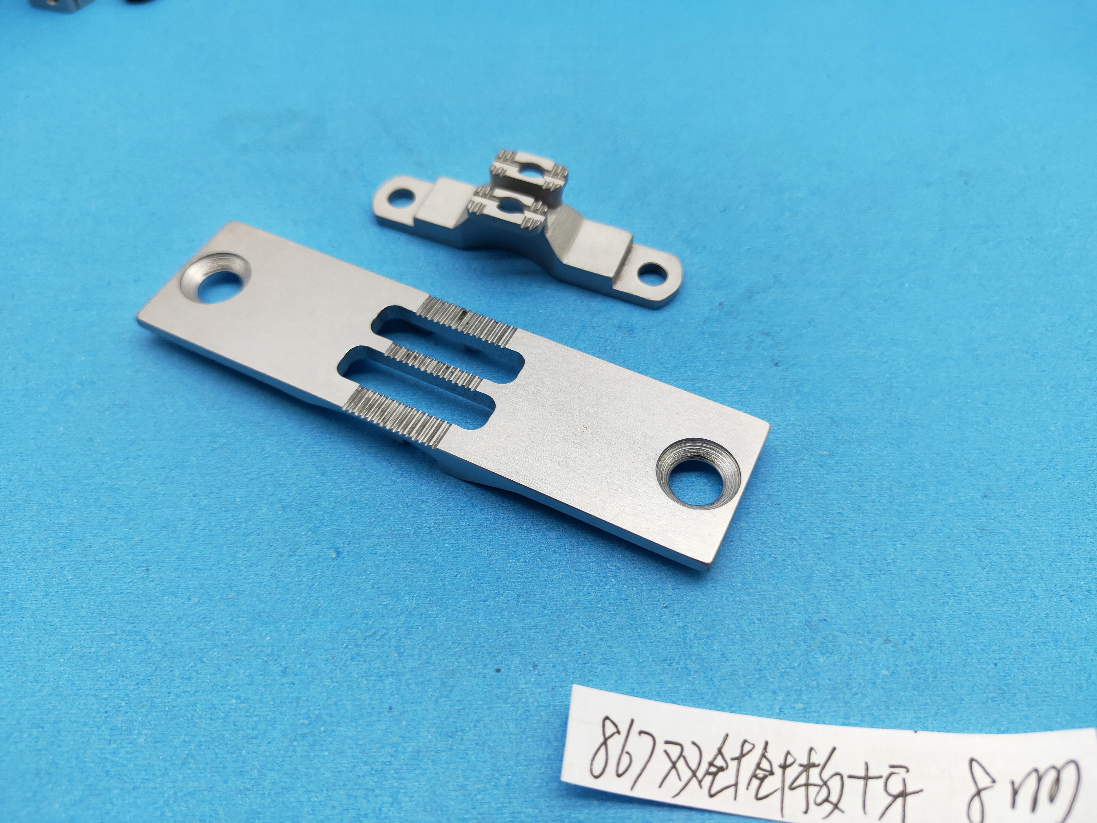 867double-needle-plate_feed-dog-8mm.jpg
